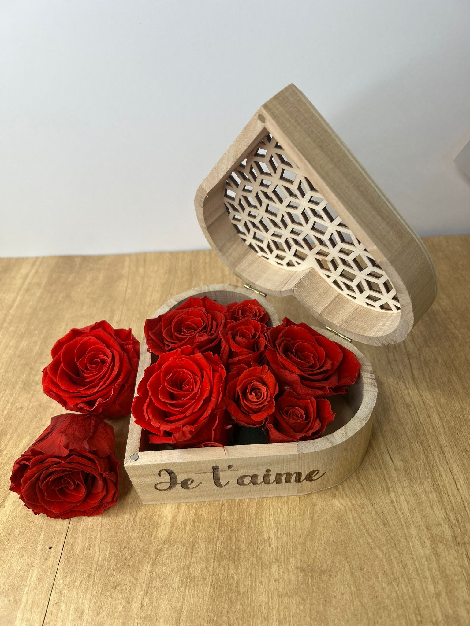 Petit format coeur personnalisé Cœur en bois personnalisé avec roses éternelles – petit format, cadeau romantique personnalisable
