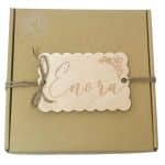 Coffret cadeau naissance personnalisé avec plaque en bois