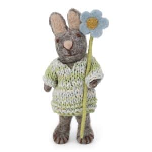 Lapin gris avec robe tricot et sa marguerite bleue