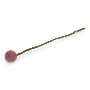 Fleur boule sur tige rouge poussière – en laine – Gry and Sif