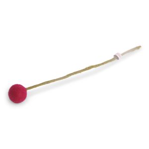Fleur boule sur tige rouge cerise – en laine – Gry and Sif