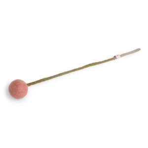 Fleur boule sur tige rouge poudré – en laine – Gry and Sif