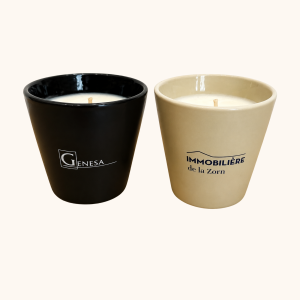 Bougies personnalisées entreprise dans des tasses beige et noire avec logo imprimé