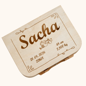 Valisette de naissance personnalisée en bois, gravée au prénom Sacha avec une cigogne et les informations de naissance